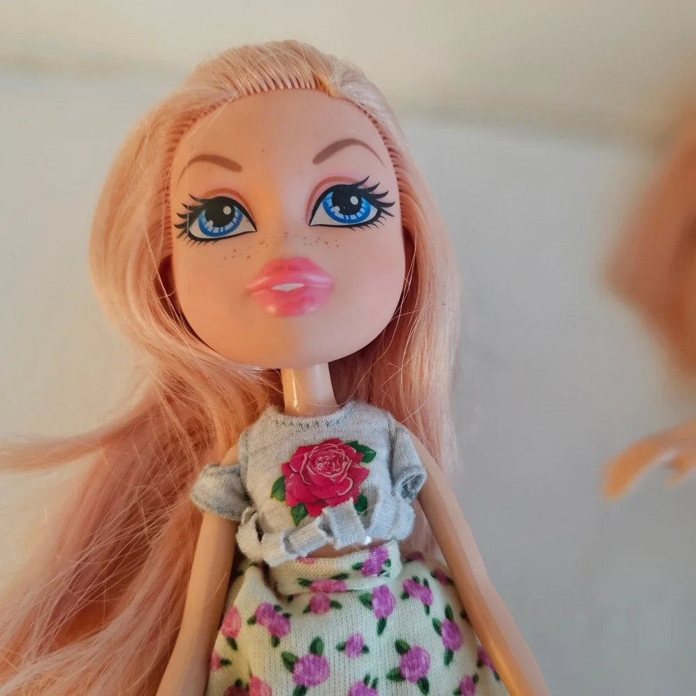 Bratz‎ Doll Lot of 4 Pink Brown Hair with Extra Shoes and Accessories